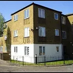 Small Modern Comfortable 2 Bedroom Apartment Cmyr