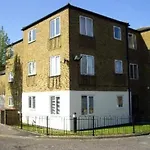 Small Modern Comfortable 2 Bedroom Apartment Cmyr