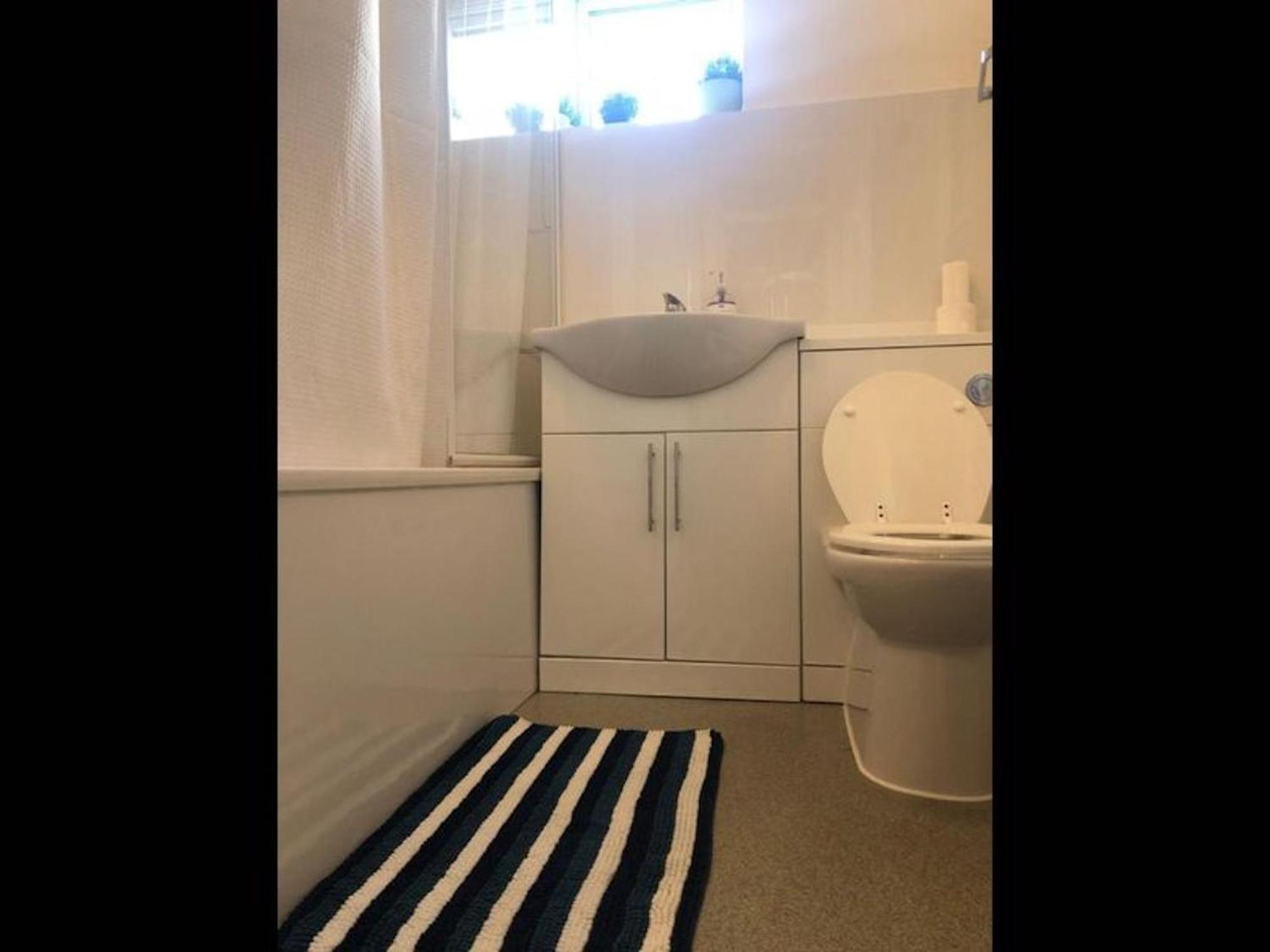 Apartment Small Modern Comfortable 2 Bedroom Cmyr