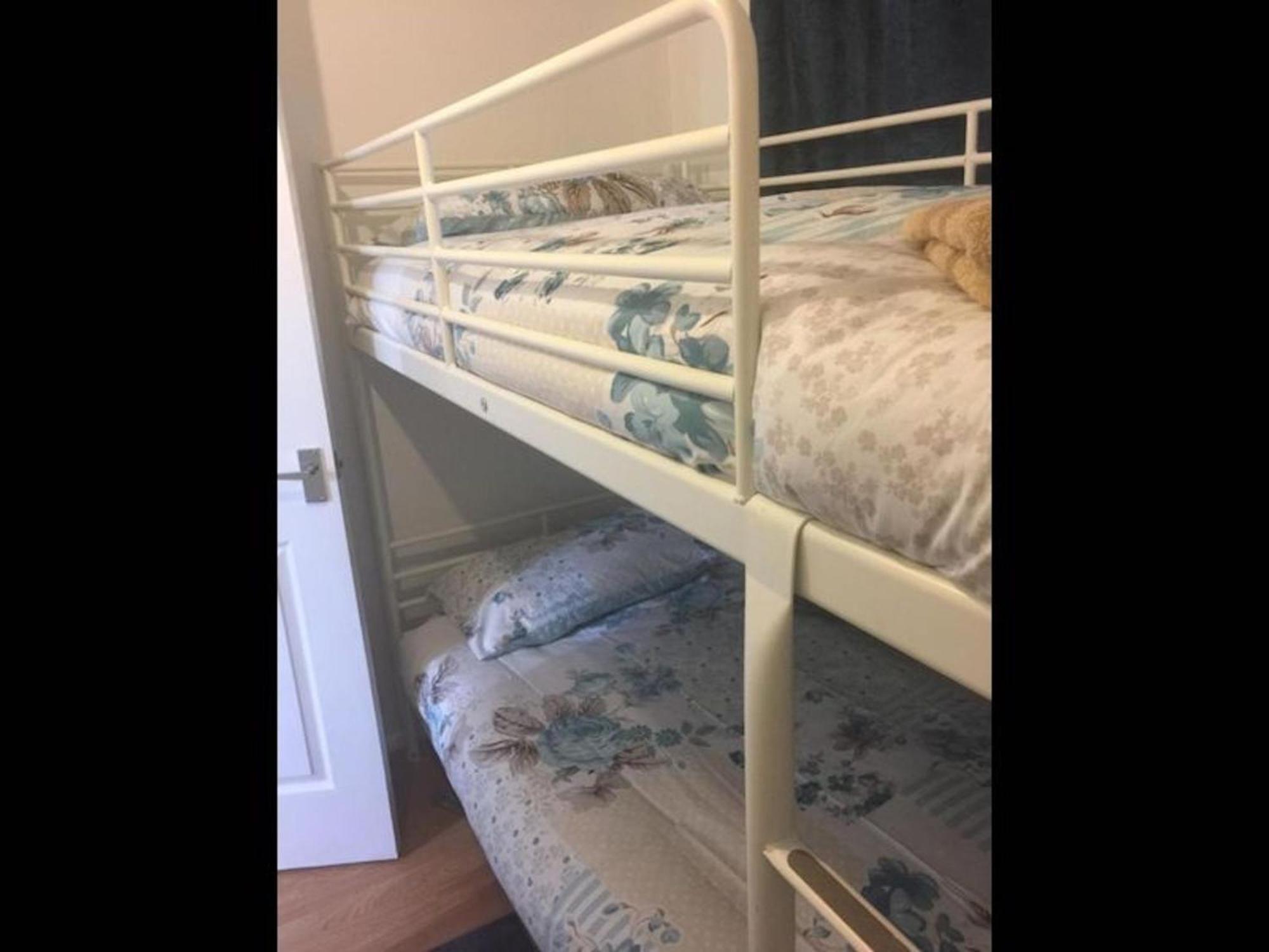 Small Modern Comfortable 2 Bedroom Cmyr Apartment Hayes (Greater London)
