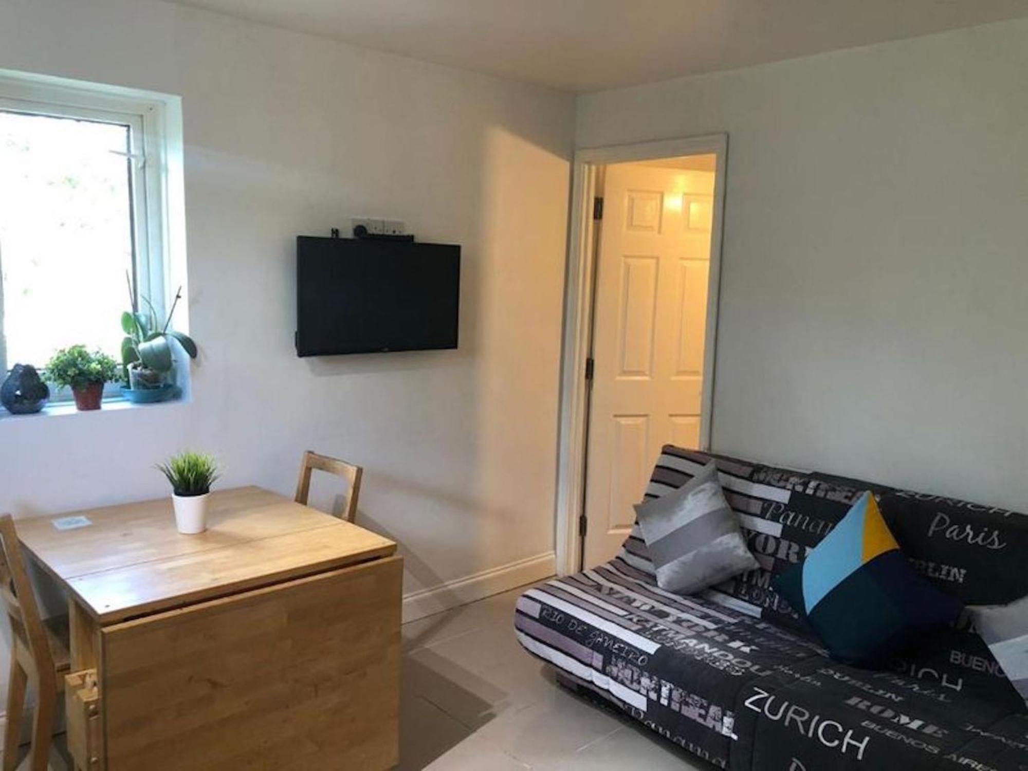 Small Modern Comfortable 2 Bedroom Cmyr * Hayes (Greater London)