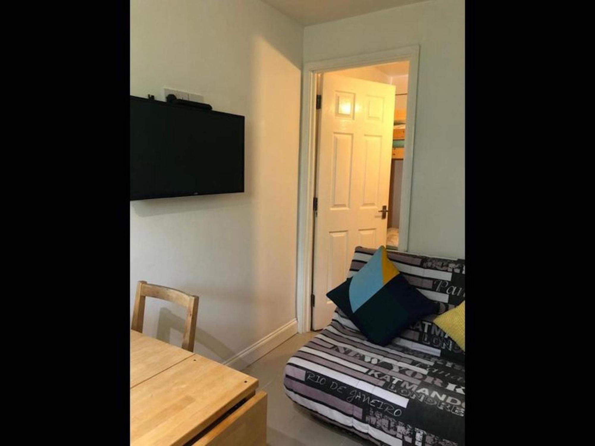 Small Modern Comfortable 2 Bedroom Cmyr Apartment