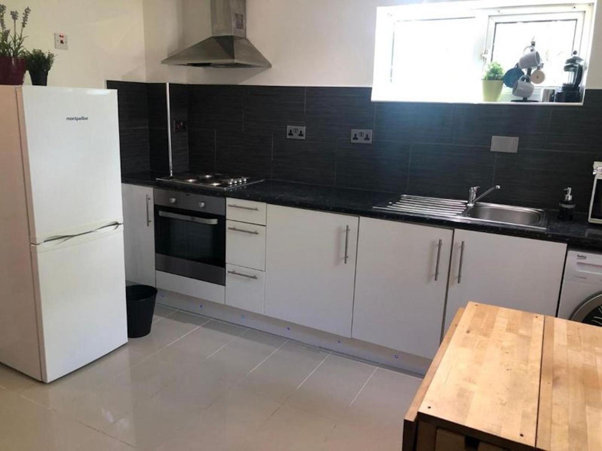 Small Modern Comfortable 2 Bedroom Cmyr Apartment Hayes (Greater London)