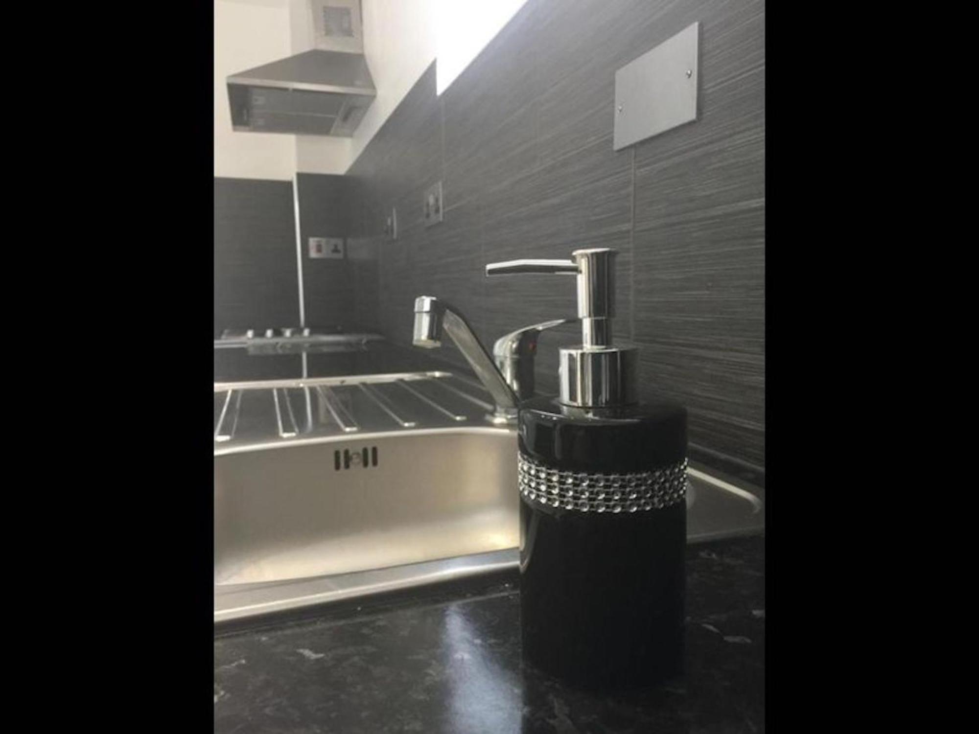 Small Modern Comfortable 2 Bedroom Cmyr *