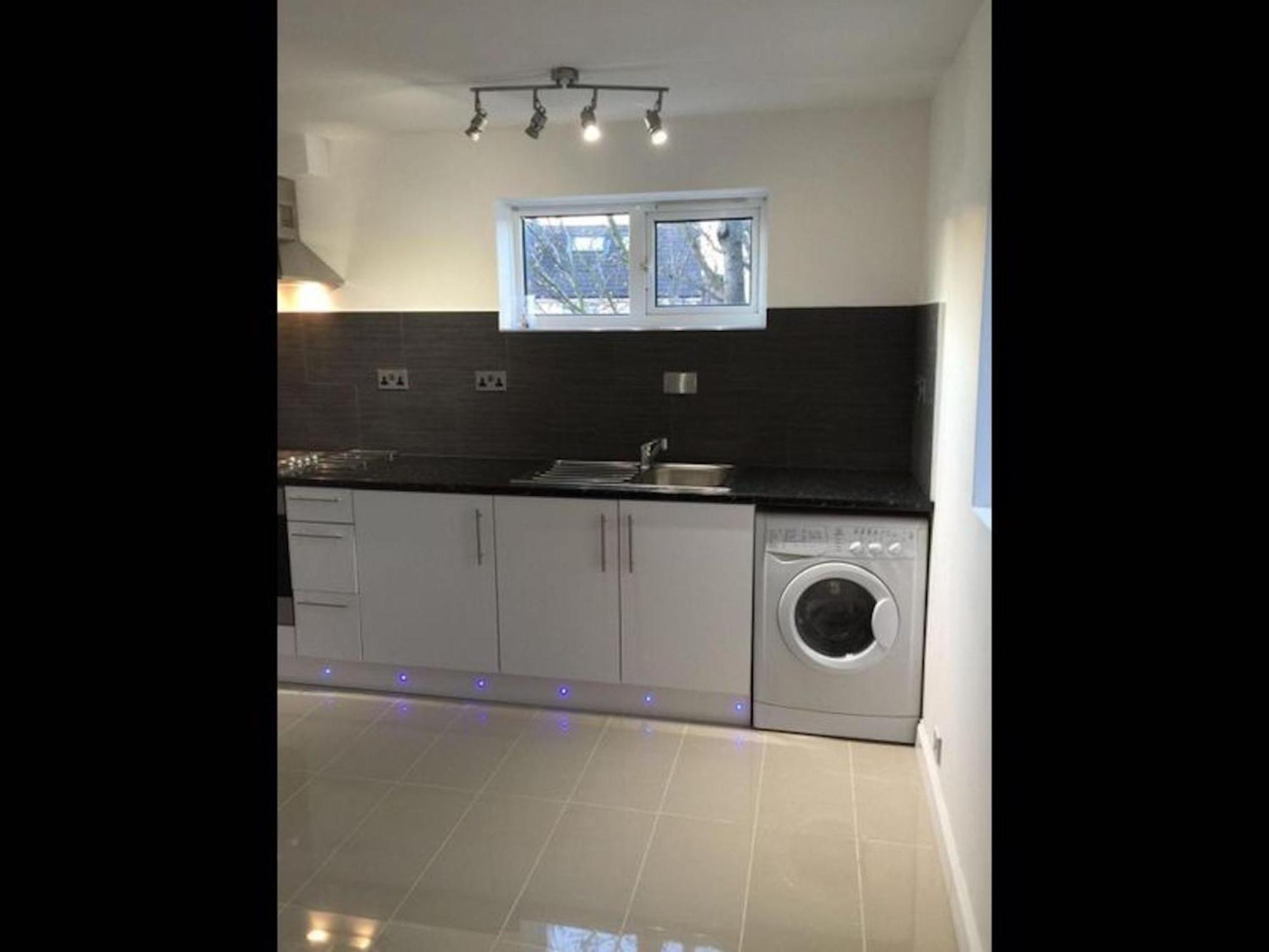 Small Modern Comfortable 2 Bedroom Cmyr * Hayes (Greater London)