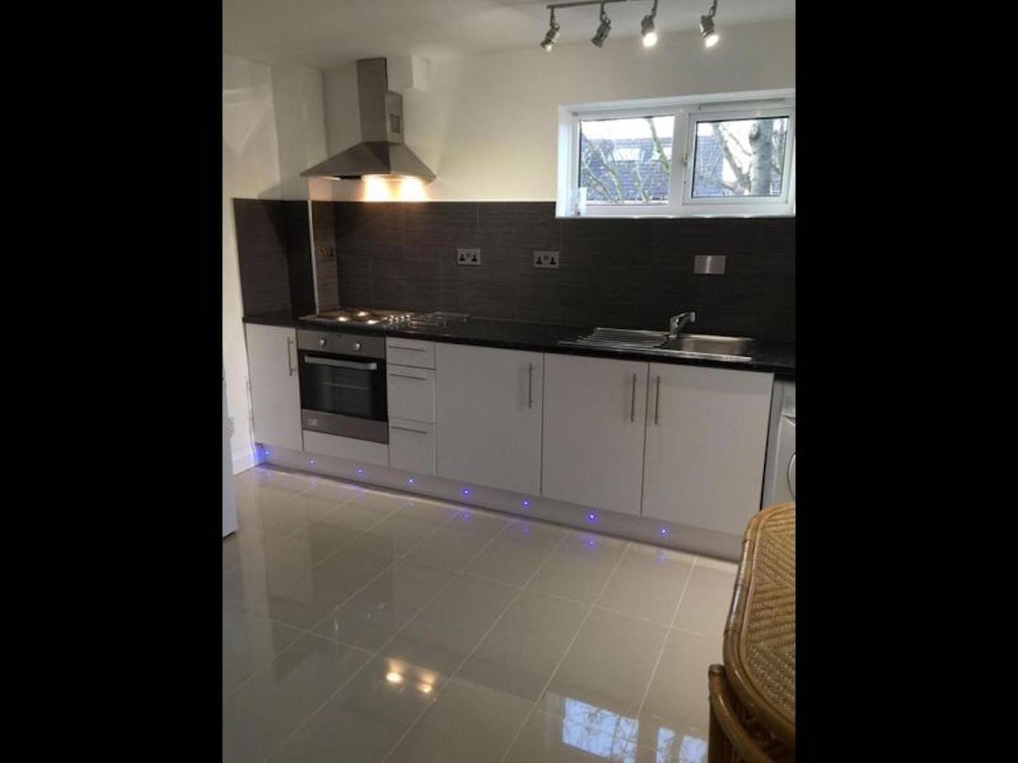 Apartment Small Modern Comfortable 2 Bedroom Cmyr *