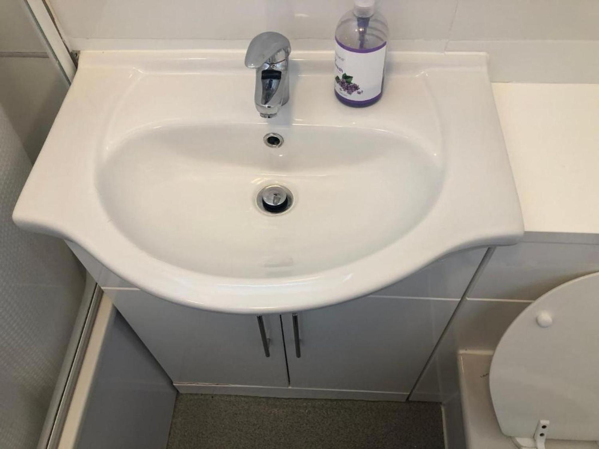 Small Modern Comfortable 2 Bedroom Cmyr Hayes (Greater London)