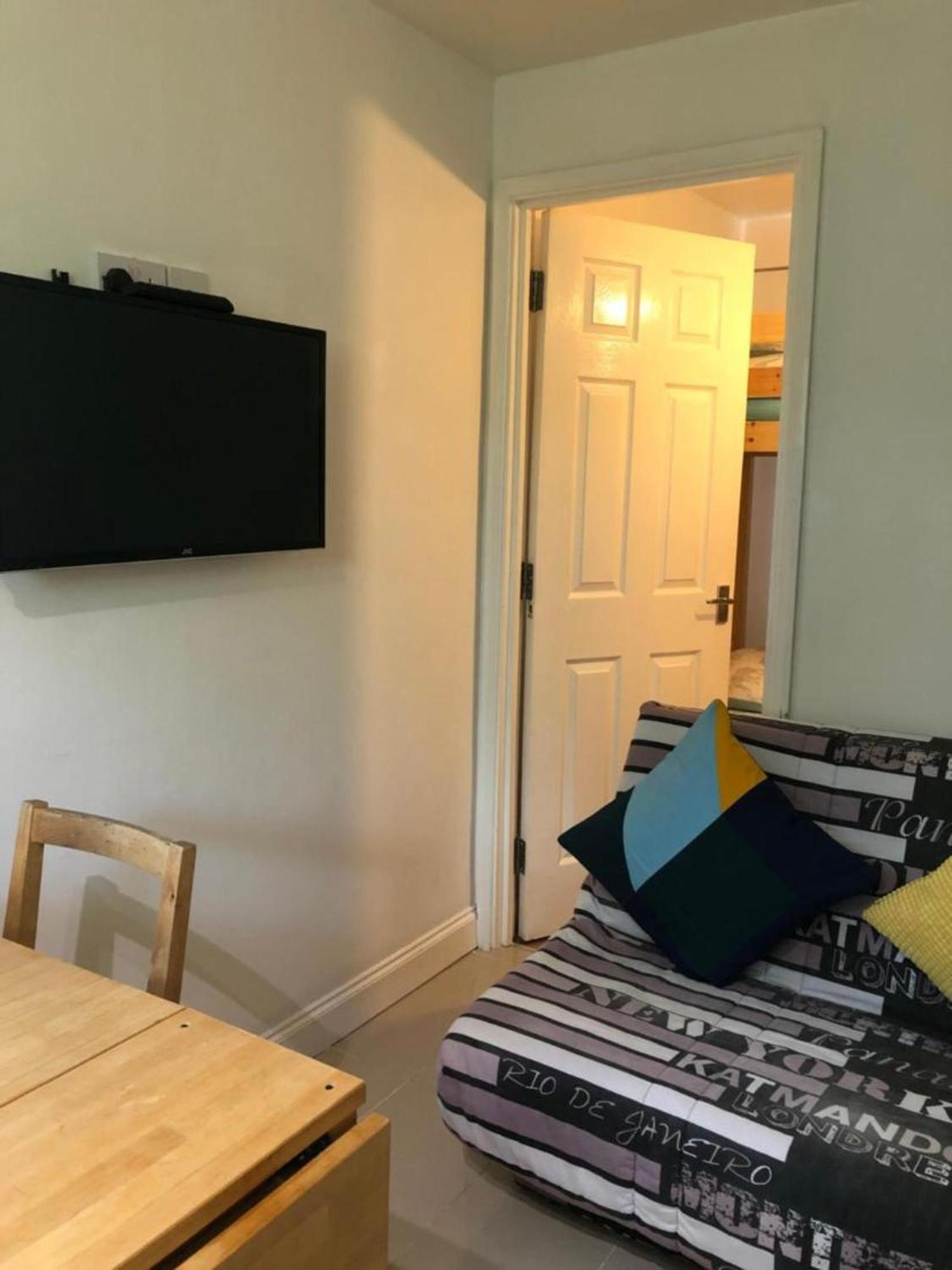 Small Modern Comfortable 2 Bedroom Cmyr