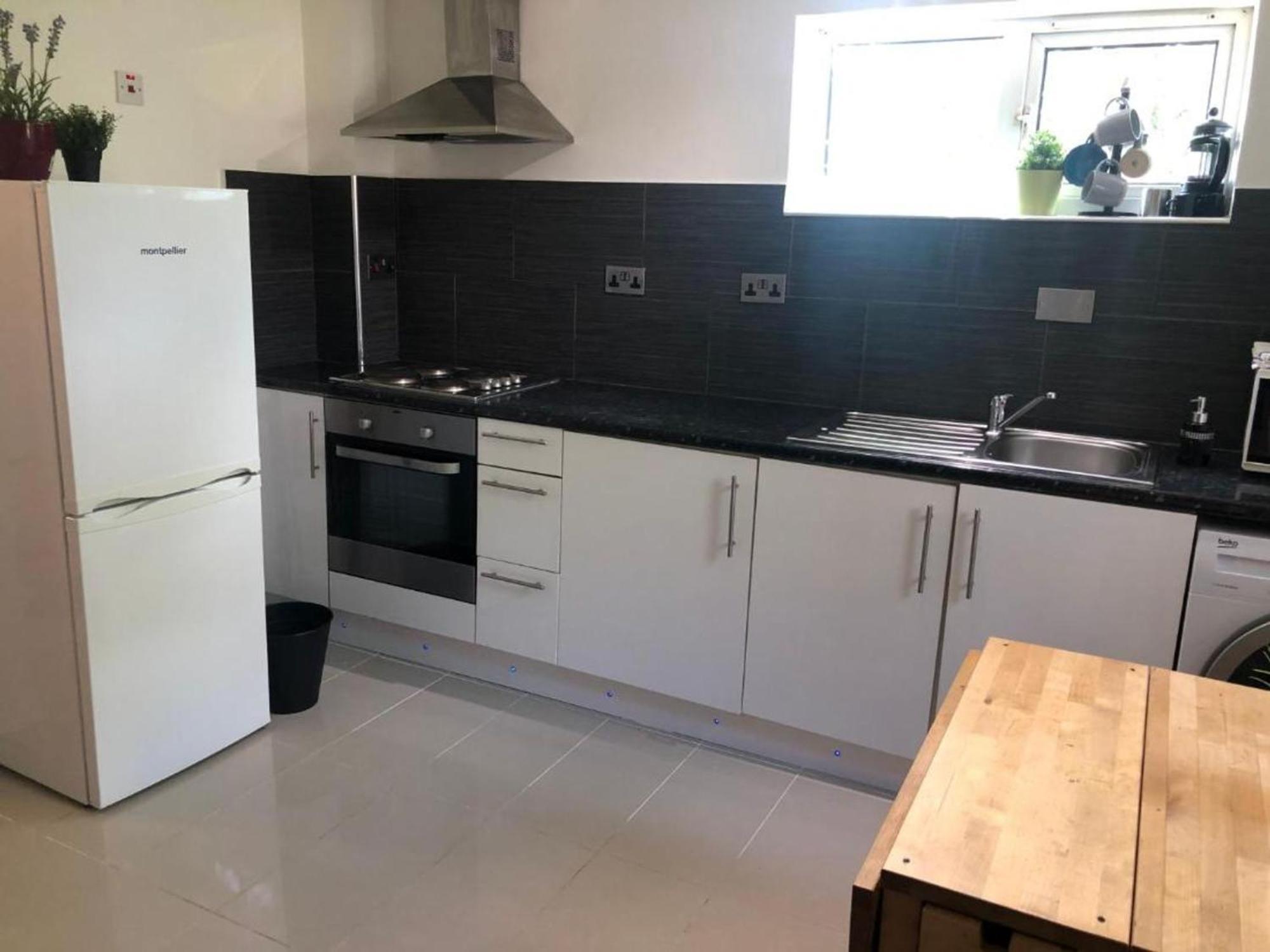 Small Modern Comfortable 2 Bedroom Cmyr * Hayes (Greater London)
