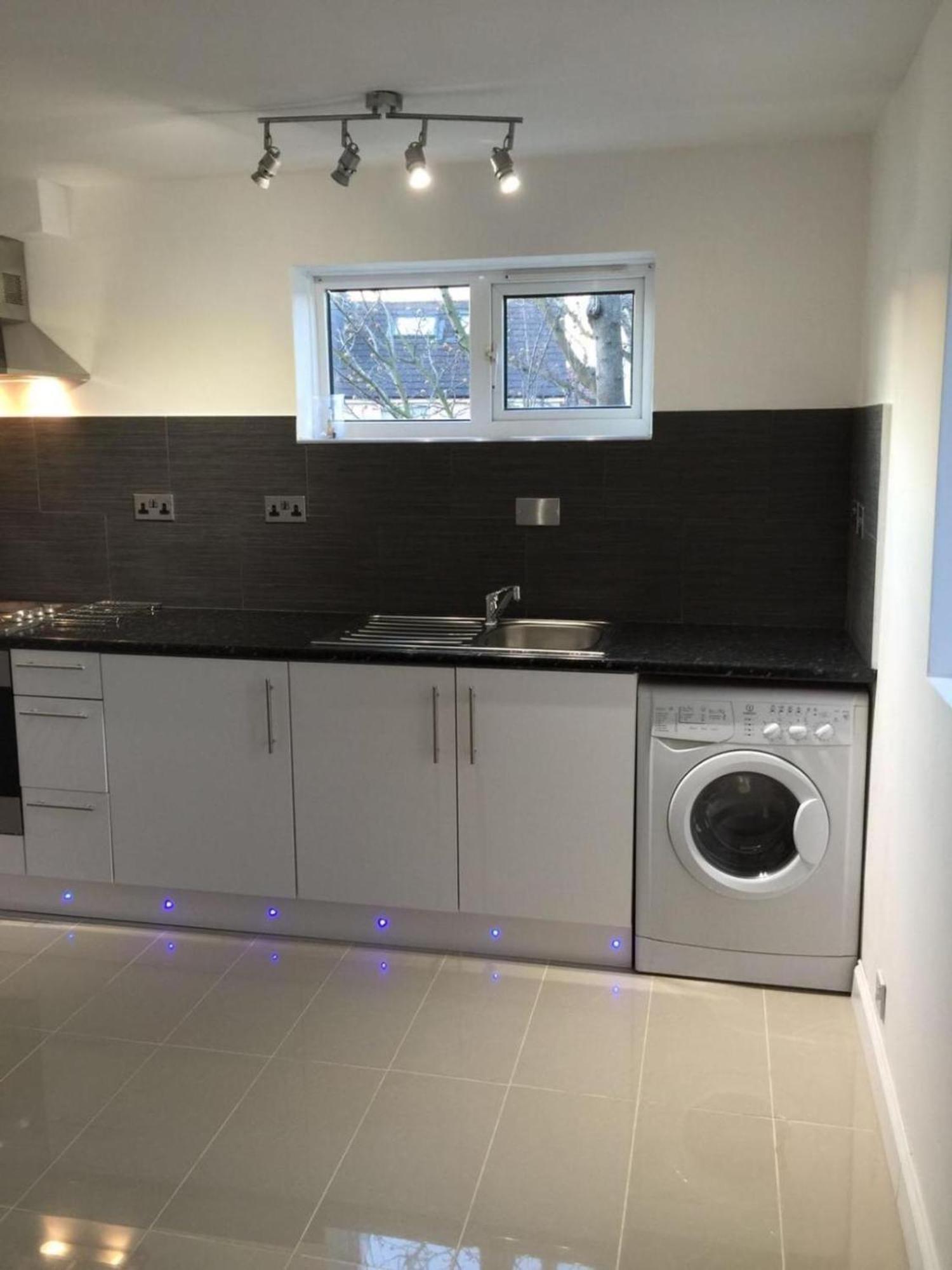 Small Modern Comfortable 2 Bedroom Cmyr Apartment Hayes (Greater London)