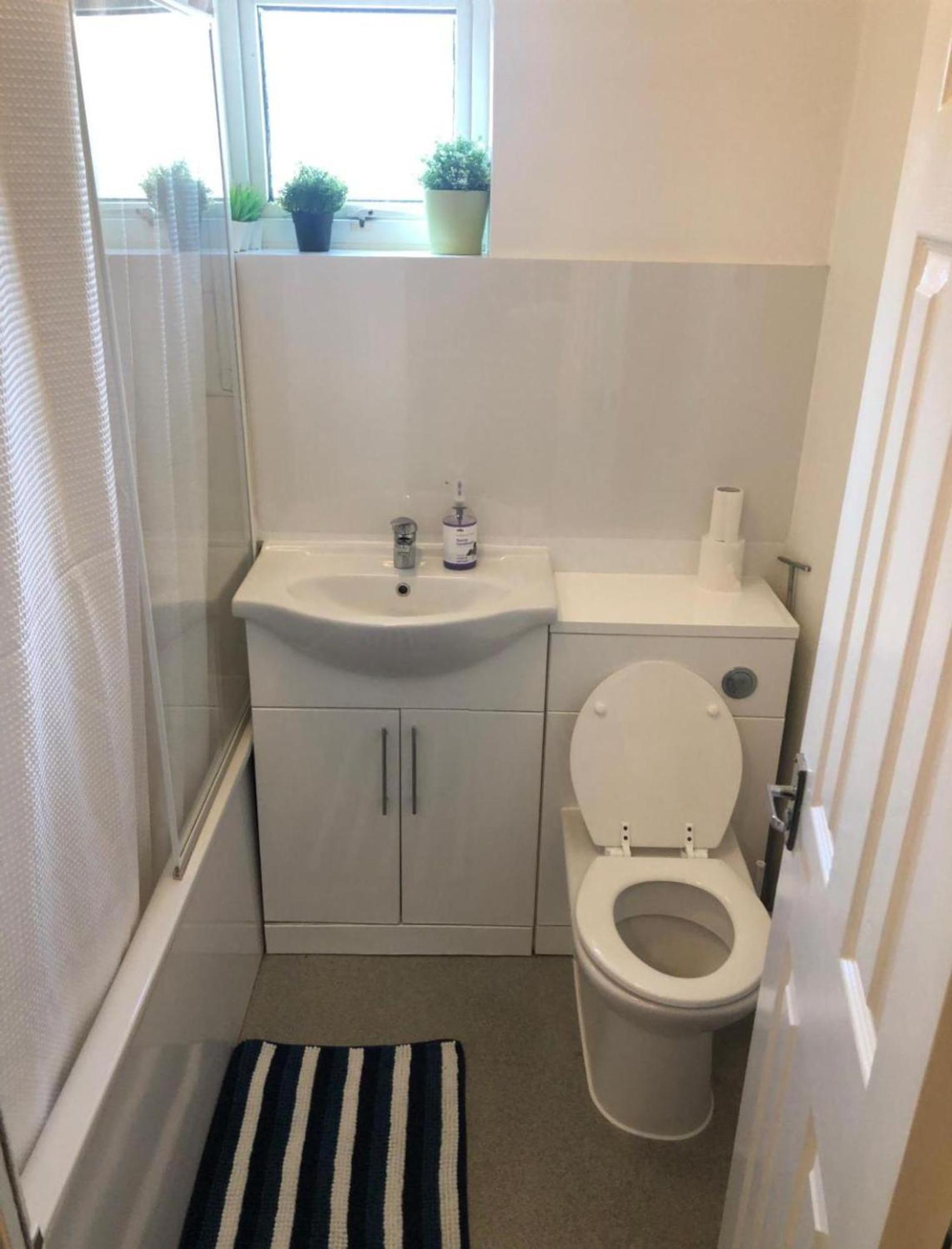 Small Modern Comfortable 2 Bedroom Cmyr Hayes (Greater London)