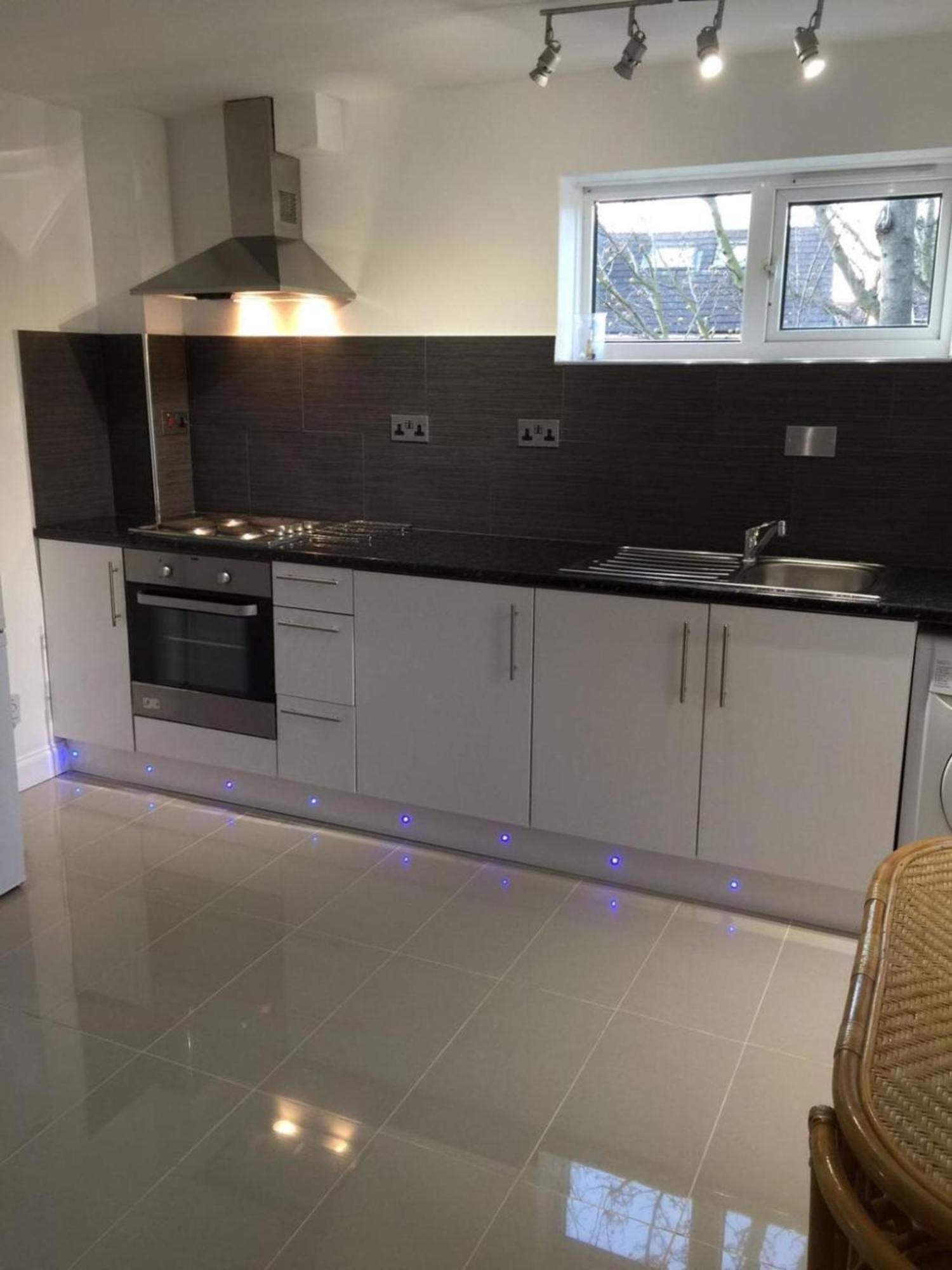 Small Modern Comfortable 2 Bedroom Cmyr