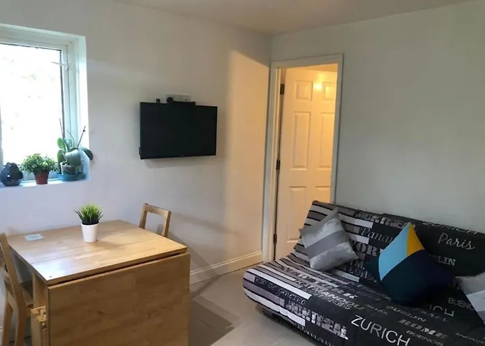 Small Modern Comfortable 2 Bedroom Apartment Cmyr